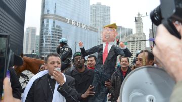 Líderes, activistas y defensores de los derechos de los inmigrantes durante una manifestación frente a la torre Trump en el centro de Chicago en tiempos de la pasada campaña electoral.  (Belhú Sanabria / La Raza)