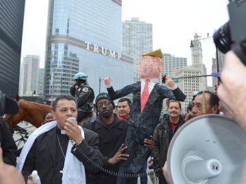 Líderes, activistas y defensores de los derechos de los inmigrantes durante una manifestación frente a la torre Trump en el centro de Chicago en tiempos de la pasada campaña electoral.  (Belhú Sanabria / La Raza)