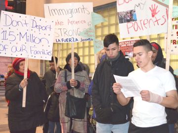 Familias con estatus mixto, ‘dreamers’ e inmigrantes indocumentados afuera de la Oficina de Inmigración y Aduanas en Chicago, el pasado 13 de febrero de 2017. (Belhú Sanabria / La Raza)