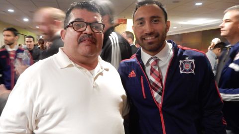 El desayuno sirve para que los jugadores convivan con aficionados, en la foto Javier Madriz y Arturo Álvarez. (Javier Quiroz / La Raza)