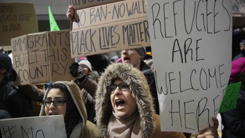 Manifestantes protestaron en Chicago contra las restricciones de viaje y la retención de inmigrantes en aeropuertos provocadas por la orden ejecutiva de Donald Trump que frena temporalmente la entrada al país de refugiados y personas originarias de siete naciones de mayoría musulmana.