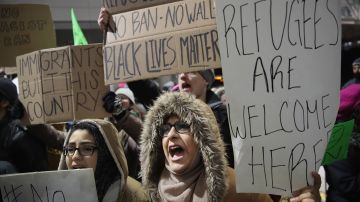 Manifestantes protestaron en Chicago contra las restricciones de viaje y la retención de inmigrantes en aeropuertos provocadas por la orden ejecutiva de Donald Trump que frena temporalmente la entrada al país de refugiados y personas originarias de siete naciones de mayoría musulmana.