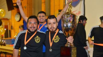 Los hermanos Alejandro y Daniel Fonseca con uno de sus trofeos de campeones. (Javier Quiroz / La Raza)