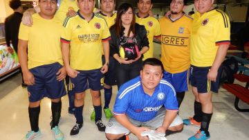 Rocío Pilar con su equipo de futbol de hombres, Fair Play Soccer. (Javier Quiroz / La Raza)