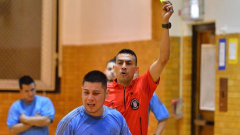 Eswin Hernández en la final de la Liga Checa el pasado fin de semana y con gafete de la US Soccer Federation. (Javier Quiroz / La Raza)