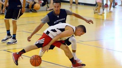 La Liga Azteca de Basquetbol tiene 43 años jugando en Chicago, actualmente cuenta con 130 equipos. (Javier Quiroz / La Raza)