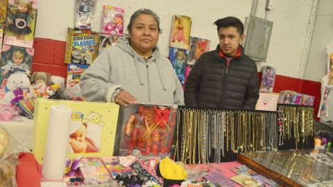 María Alonso, comerciante del mercado de pulgas Swap-O-Rama del Barrio de Las Empacadoras. (Belhú Sanabria / La Raza)