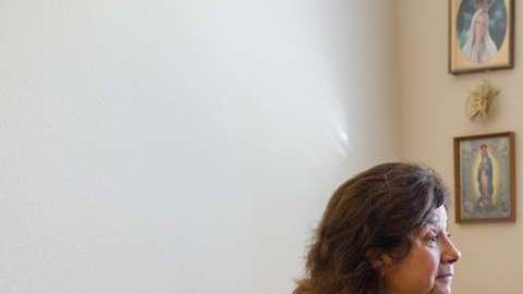 Barbara Márquez cuida a su madre Florence Márquez de 86 años quien sufre de Alzheimer.