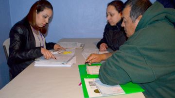 Ricardo Martínez y María Carrasco quieren que sus tres hijos estadounidenses obtengan la nacionalidad mexicana.  (Belhύ Sanabria / La Raza)