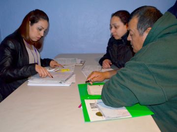 Ricardo Martínez y María Carrasco quieren que sus tres hijos estadounidenses obtengan la nacionalidad mexicana.  (Belhύ Sanabria / La Raza)
