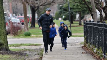 El atleta olímpico Diego Estrada corrió con niños alrededor de la escuela Hurley Elementary. (Javier Quiroz / La Raza)