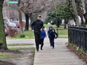 El atleta olímpico Diego Estrada corrió con niños alrededor de la escuela Hurley Elementary. (Javier Quiroz / La Raza)