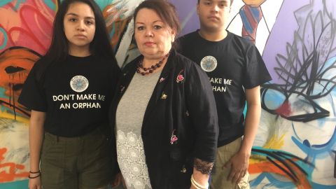 Izaithell Aguirre, Doris Aguirre y Bladimir Caballero en la iglesia Metodista Unida Lincoln del barrio de Pilsen. (Belhú Sanabria / La Raza)