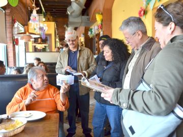 Activistas junto a Fernando Luna García, comensal del restaurante Doña Torta de La Villita, quien dice que tiene planeado participar en la marcha del 1 de mayo. (Belhú Sanabria / La Raza)