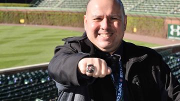 Mateo Moreno muestra orgulloso su anillo de campeón de los Cachorros de Chicago. (Javier Quiroz / La Raza)