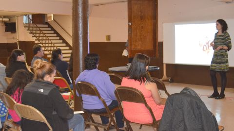 Familias inmigrantes participaron de un taller de tutela legal en la iglesia María Reina del Cielo de Cicero. (Belhú Sanabria / La Raza)