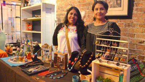 Las hermanas Hilda y Maribel Burgos en el mercadito artesanal en la Catrina Café del barrio de Pilsen. (Belhύ Sanabria / La Raza)