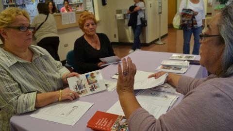 Susan Vega (der.), de Alivio Medical Center, explica al público cuestiones sobre seguro de salud. (Belhú Sanabria / La Raza)