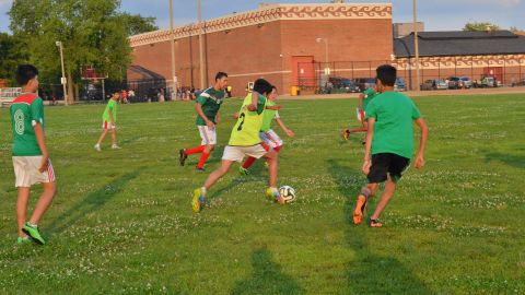 El equipo Tigres Centro Mexico Soccer Club ya entrena en el Harrison Park, en Pilsen. (Javier Quiroz / La Raza)