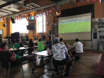 Chitown Futbol ha estado presentando los juegos de la Copa Confederaciones y este sábado toca el México vs Rusia a las 10 am. (Javier Quiroz / La Raza)