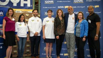 Ejecutivos de Goya Foods y del Banco de Alimentos del Norte de Illinois (Northern Illinois Food Bank) celebran la donación de 40,000 libras de alimentos que Goya hizo a esa institución, integrante de Feeding America.