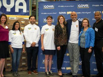 Ejecutivos de Goya Foods y del Banco de Alimentos del Norte de Illinois (Northern Illinois Food Bank) celebran la donación de 40,000 libras de alimentos que Goya hizo a esa institución, integrante de Feeding America.