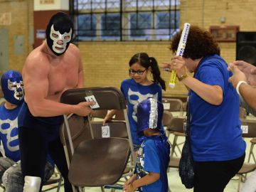 Blue Demon toma una silla prestada a la familia Rojas para golpear a sus rivales. (Javier Quiroz / La Raza)
