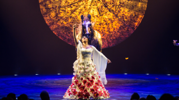 Majo Cornejo canta en una escena de LUIZA, de Cirque du Soleil.