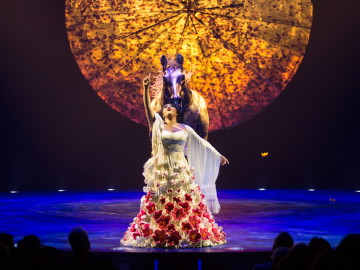 Majo Cornejo canta en una escena de LUIZA, de Cirque du Soleil.