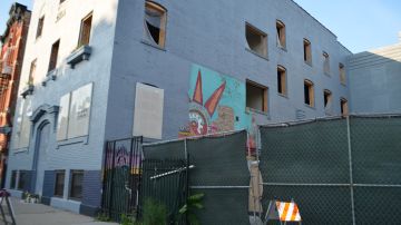 Así luce ahora el edificio donde funcionaba la antigua Casa Aztlán, 1831 S. Racine Ave., en el barrio de Pilsen. Su mural histórico fue cubierto con pintura gris. (Belhú Sanabria / La Raza)