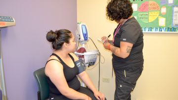 Pacientes jóvenes y sus hijos reciben servicios primarios e integrales en Erie Teen Center de Humboldt Park. (Belhú Sanabria / La Raza)