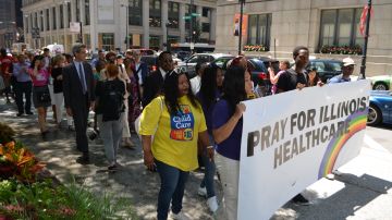 Minorías de Chicago realizaron una procesión hacia el Thompson Center en defensa de Obamacare.  (Belhú Sanabria / La Raza)
