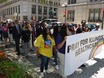Minorías de Chicago realizaron una procesión hacia el Thompson Center en defensa de Obamacare.  (Belhú Sanabria / La Raza)