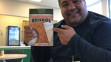 Orangel Balza lanzó en Chicago su libro ‘Citas con el Beisbol’. (Javier Quiroz / La Raza)
