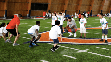 Niñas y niños participaron en el campamento NFL PLAY 60 Charactrer Camps con jugadores de los Chicago Bears.