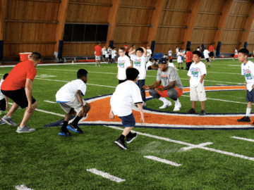 Niñas y niños participaron en el campamento NFL PLAY 60 Charactrer Camps con jugadores de los Chicago Bears.