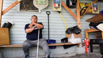 Juan Lopez en el patio de su casa. Luego de que se lesionó gravemente en  su trabajo, su empleador se negó a pagarle dinero al que tenía derecho. Con ayuda de activistas, ha luchado por largo tiempo para recuperarlo.