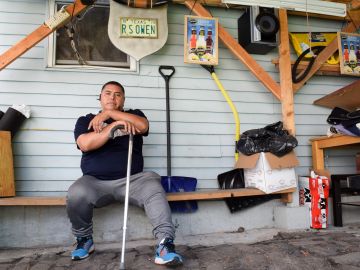 Juan Lopez en el patio de su casa. Luego de que se lesionó gravemente en  su trabajo, su empleador se negó a pagarle dinero al que tenía derecho. Con ayuda de activistas, ha luchado por largo tiempo para recuperarlo.