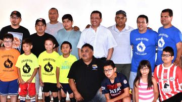 El doctor José María Busto, médico del Pachuca, ofreció una clínica gratis en Chitown Futbol. (Javier Quiroz / La Raza)