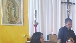 Huelguistas de hambre y simpatizantes en defensa de DACA y el TPS junto al padre José Landaverde en la Misión Fe, Vida y Esperanza de West Chicago.