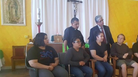 Huelguistas de hambre y simpatizantes en defensa de DACA y el TPS junto al padre José Landaverde en la Misión Fe, Vida y Esperanza de West Chicago.
