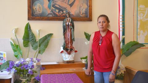 Francisca Lino permanece refugiada en la iglesia Metodista Unida San Adalberto en el barrio puertorriqueño de Humboldt Park, Chicago. (Belhú Sanabria / La Raza)