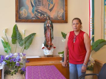 Francisca Lino permanece refugiada en la iglesia Metodista Unida San Adalberto en el barrio puertorriqueño de Humboldt Park, Chicago. (Belhú Sanabria / La Raza)