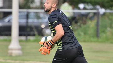 Eder Patiño juega en Chicago en la Liga Victoria Ejidal. (Javier Quiroz / La Raza)