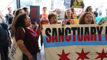Inmigrantes exigen que se respete el estatus de ciudad santuario en Chicago.  Foto OCAD