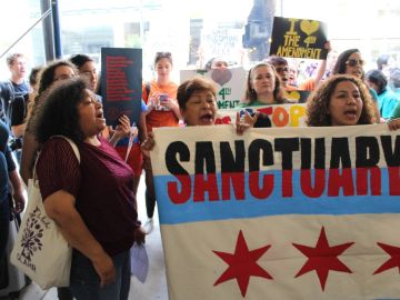 Activistas exigen que se respete, y amplíe, el estatus de ciudad santuario pro inmigrante en Chicago.