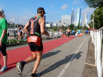 Más de 9,000 atletas entran a las aguas del Lago Michigan y las calles para la edición 35 del Triatlón de Chicago. (Javier Quiroz / La Raza)