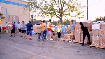 En la Misión Fe, Vida y Esperanza voluntarios empacan donaciones en cajas, que serán entregadas a damnificados del terremoto ocurrido en México. (Belhú Sanabria / La Raza)