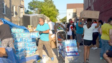 En la Casa Puertorriqueña del barrio de Humboldt Park en Chicago se continúa recibiendo donaciones de artículos de primera necesidad para los damnificados en Puerto Rico tras el Huracán María. (Belhú Sanabria / La Raza)