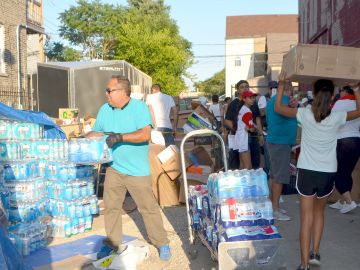 En la Casa Puertorriqueña del barrio de Humboldt Park en Chicago se continúa recibiendo donaciones de artículos de primera necesidad para los damnificados en Puerto Rico tras el Huracán María. (Belhú Sanabria / La Raza)